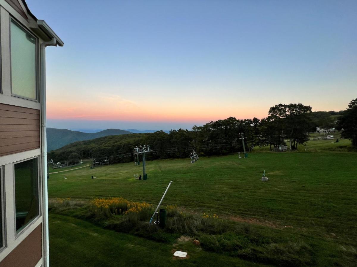 Diamond Adventure Slope Side With Foosball And Arcade At Wintergreen Resort Exterior foto